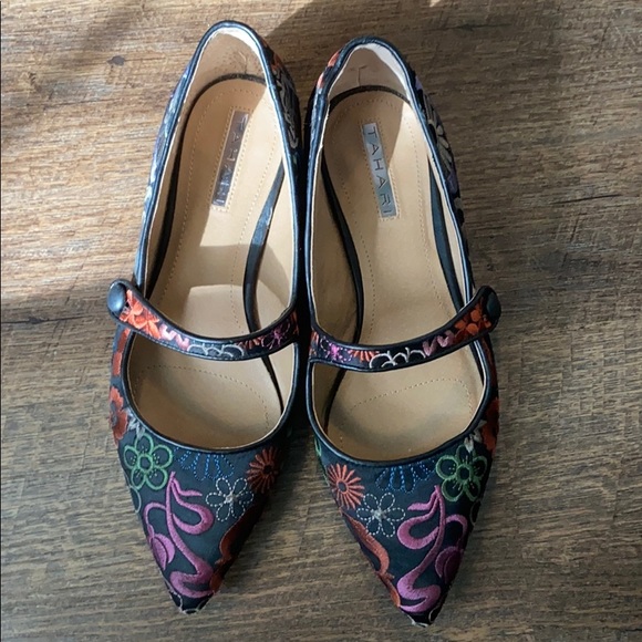 (CLOSET CLOSING FINAL SALE) Pointy Toe Floral Embroidered Chic Mary Janes - Picture 6 of 8